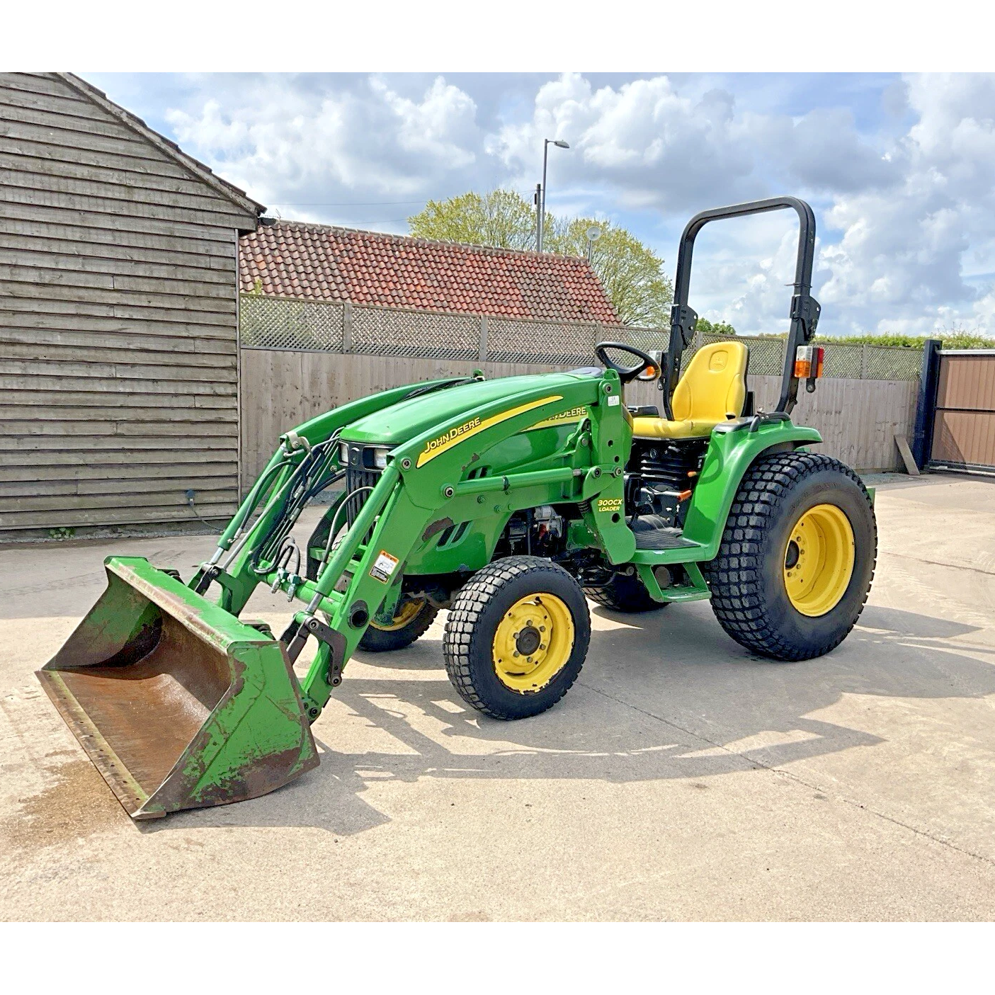 JOHN DEERE 3720 WITH LOADER 33HP COMPACT DIESEL 4WD TRACTOR